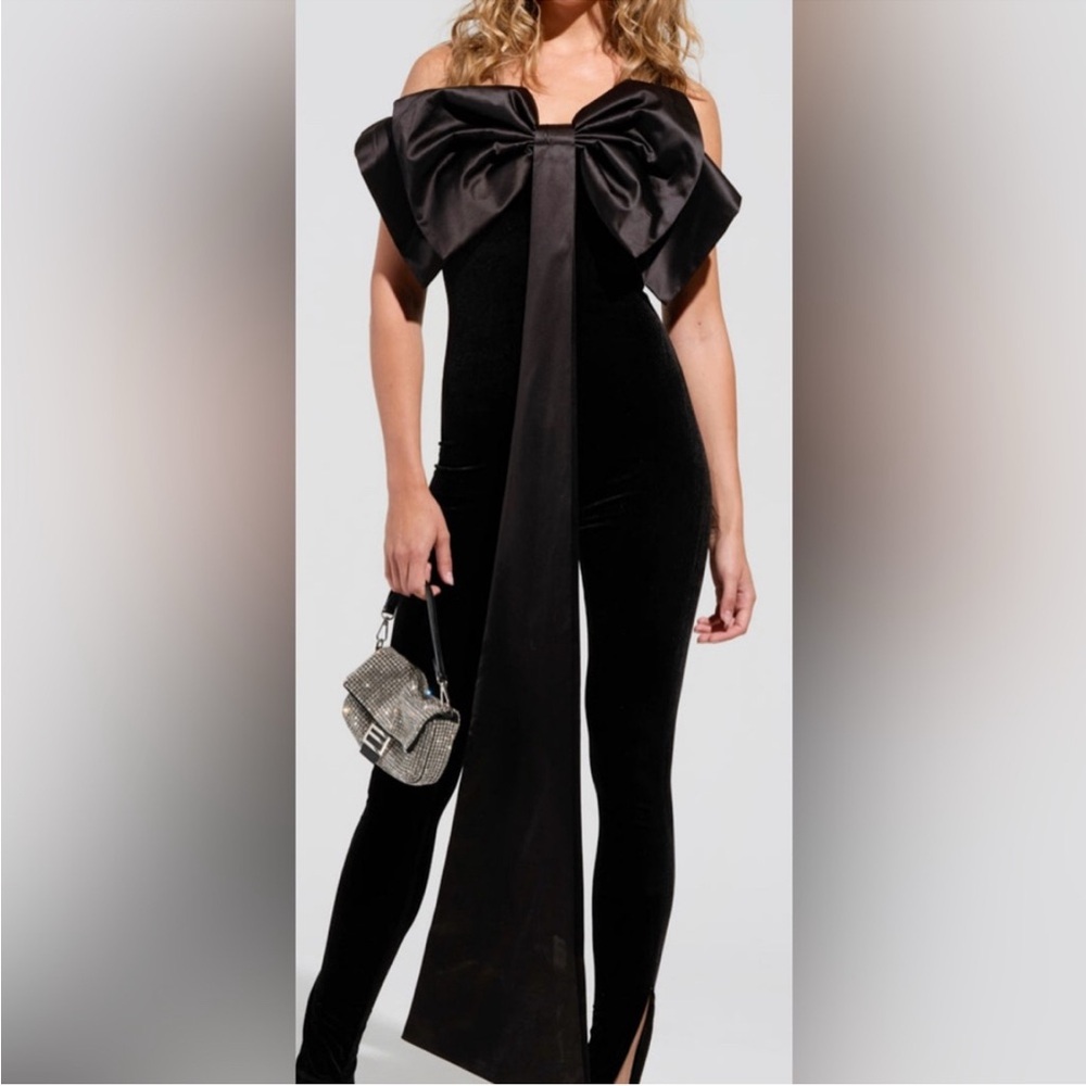 AKIRA Elegant Black Velvet Jumpsuit Huge Elegant Floor-Length Satin Bow